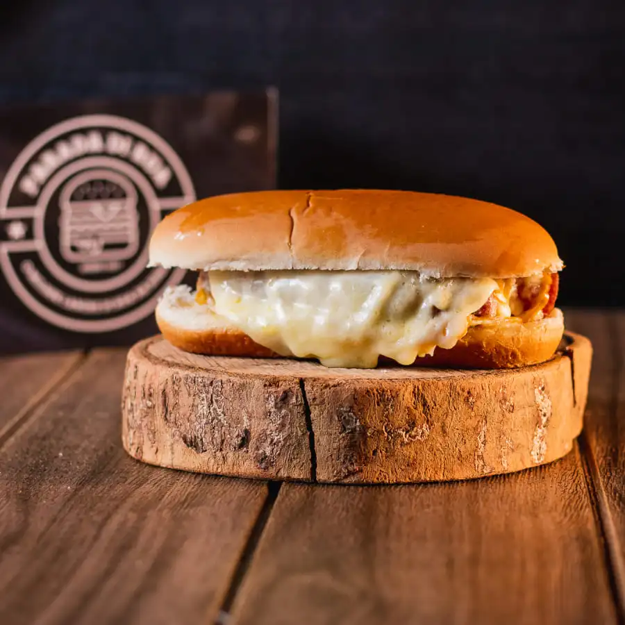 sanduiche de linguiça alemã com queijo derretido, servido em pão de baguete. Simples e delicioso, perfeito para quem aprecia o clássico sabor do queijo com carne de alta qualidade.