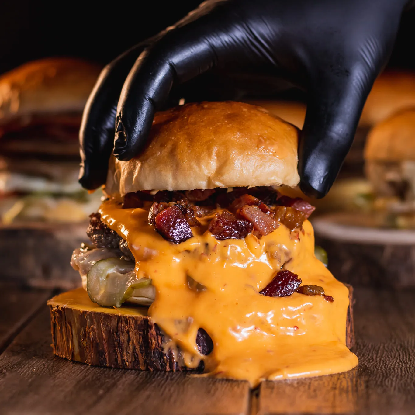 Delicioso hambúrguer artesanal com queijo derretido e bacon crocante, servido em pão brioche fresco. Uma explosão de sabores e texturas para os amantes de hambúrgueres gourmet.